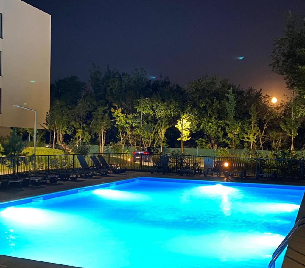 Atria Urban Resort Bukares Bagian luar foto