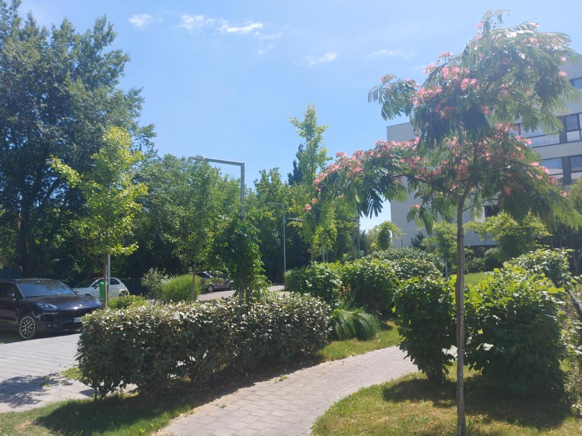 Atria Urban Resort Bukares Bagian luar foto